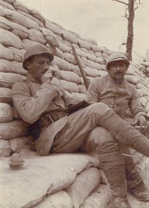Twee soldaten roken in een loopgraaf, Eerste Wereldoorlog, 1914-18